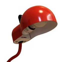 rote Schreibtischlampe im Vintage-Stil.