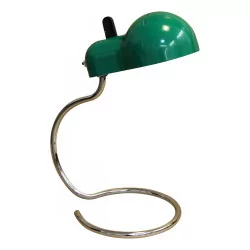 盏带灯罩的绿色金属板和镀铬底座，采用……