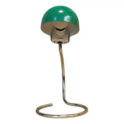 Lampe avec cloche en tôle verte et piétement chromé, de style …