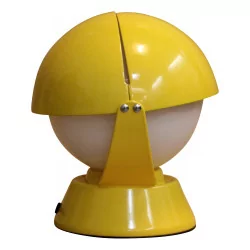 盏老式黄色灯，呈球形，带金属板盖……