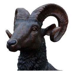 Ibex 在它的岩石上，青铜色。
