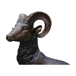 Steinbock auf seinem Felsen, in patinierter Bronze.