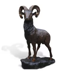 Steinbock auf seinem Felsen, in patinierter Bronze.