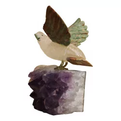 只鹦鹉雕刻在紫水晶底座上的石头上。 ……