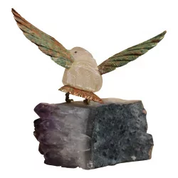 in Stein gemeißelter Papagei auf Amethystsockel. …