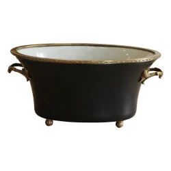 Cache-pot noir en porcelaine avec des poignées dorées.