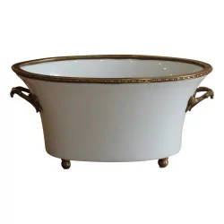 Cache-pot blanc en porcelaine avec des poignets dorées.
