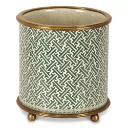 Cache pot vert en porcelaine avec des motifs.