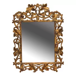 Miroir sculpté en bois avec une touche de doré, de Brienz. …