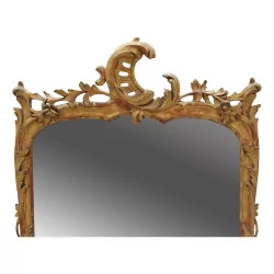 зеркало, вырезанное из дерева с оттенком золота, и...