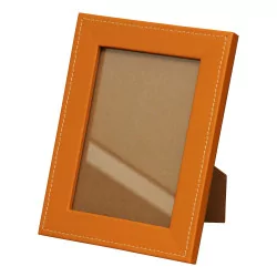 Un cadre à photo en cuir beige havane avec piqure