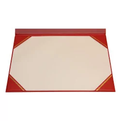 个带有金色装饰图案的红色皮革书包或桌垫，