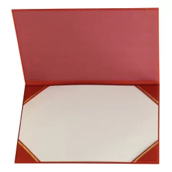 个带有金色装饰图案的红色皮革书包或桌垫，
