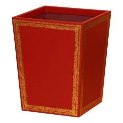 Quadratischer Papierkorb aus rotem Leder mit goldenen Vignetten.