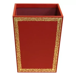 Corbeille à papier carrée en cuir rouge avec vignettes dorées.