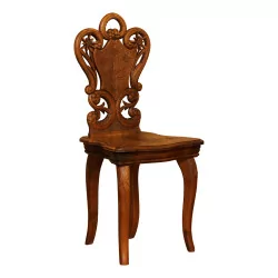 儿童椅，采用布里恩茨雕刻精美的木材制成。坐姿