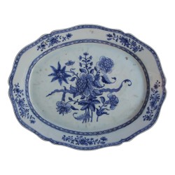 Soupière en faïence bleu et blanc avec son plat. Compagnie des …