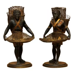 Paire de porteurs noirs, homme et femme en bronze doré et …