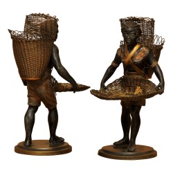 Paire de porteurs noirs, homme et femme en bronze doré et