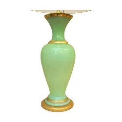 Lampe montiert auf einer grünen Opalvase mit goldenen Fäden.
