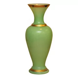 Lampe montée sur un vase opaline vert avec filets dorés.