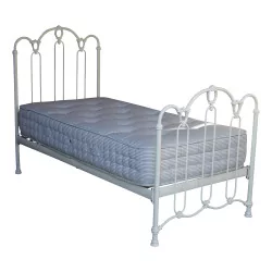 weiß lackiertes Metallbett für 90 x 190 cm große Betten.