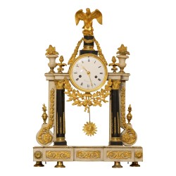 Pendule de cheminée en marbre blanc et richement décorée de …