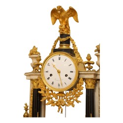 Pendule de cheminée en marbre blanc et richement décorée de …