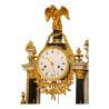 Pendule de cheminée en marbre blanc et richement décorée de … - Moinat - Pendules à poser