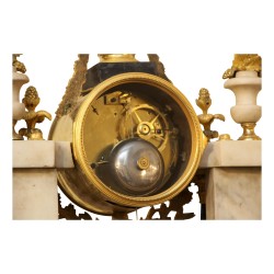 Pendule de cheminée en marbre blanc et richement décorée de …