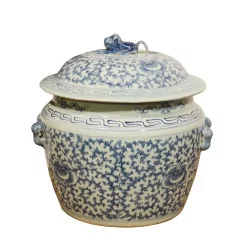 Chinese porcelain herb pot with blue and white decoration