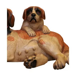 组躺卧的 St-Bernard 狗，雕刻和染色的木头......