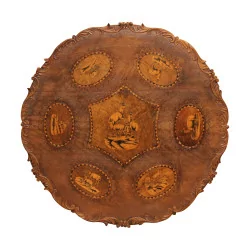 Runder Tisch auf dreibeinigem Fuss, aus geschnitztem Brienzer Holz in …