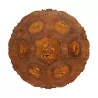 Runder Tisch auf dreibeinigem Fuss, aus geschnitztem Brienzer Holz in … - Moinat - Brienz