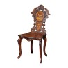 Chaise en bois sculpté de Brienz en Suisse. Les plateaux sont … - Moinat - Accessoires de décoration