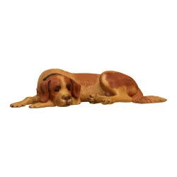 只圣伯纳犬躺在雕刻和着色的木头上，由……出售