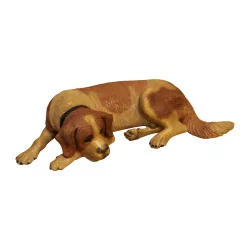 只圣伯纳犬躺在雕刻和着色的木头上，由……出售