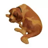 只圣伯纳犬躺在雕刻和着色的木头上，由……出售 - Moinat - Brienz