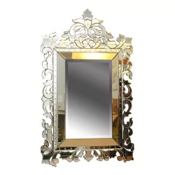 Grand miroir vénitien avec cadre richement décoré avec du …