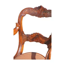 一对来自 Yverdon 的浮雕胡桃木扶手椅，时期