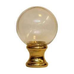 个带金色底座的光滑玻璃楼梯球。