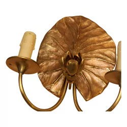 Applique nénuphar en bronze doré avec 2 lumières.