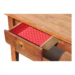 Kleiner rustikaler Nussbaumtisch mit Schublade und Holzplatte.