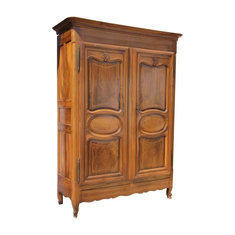 Grande armoire vaudoise avec 2 portes ouvrant sur 4 rayons et - Moinat - Armoires