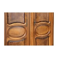 Grande armoire vaudoise avec 2 portes ouvrant sur 4 rayons et