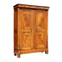 Großer Kleiderschrank Directoire in Nussbaum mit Halbsäulen. Mit 2 …