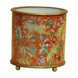 Cache-pot en porcelaine peinte avec motif floraux sur fond