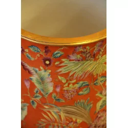 个背景有花卉图案的彩绘瓷花盆