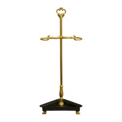 Porte-parapluie doré avec socle noire.