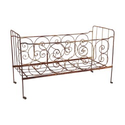 Rusty wrought iron crib. Bedding: L138 x D58 cm